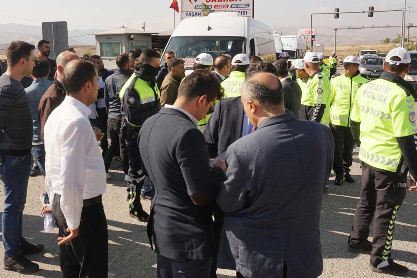 Şehir içi minibüs şoförleri kontak kapattı Şehir içi minibüs şoförleri kontak kapattı